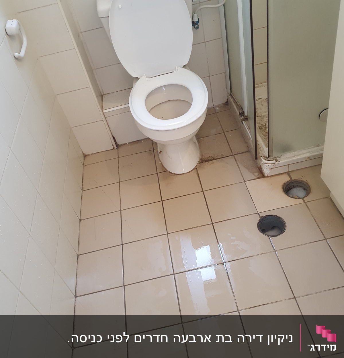 שירותים עם רצפה רטובה וכתמים ליד המקלחת